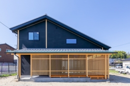大きな吹き抜けと梁が印象的な開放的な住まい