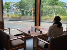 店主自慢の水槽を眺めながら飲むコーヒー