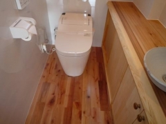 さくらの無垢のフローリング床はトイレにまで、気持ちいいです。