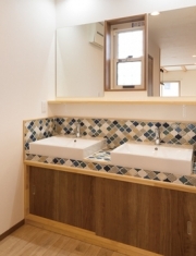 洗面台はタイルを使ったオリジナルデザインで。